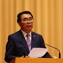 Китайский академик назвал ЕГЭ главной угрозой развитию РоссииПрофессор Народного университета имени Мао Цзэдуна и член-корреспондент Академии наук КНР Цзинь Сычжан, выступая перед студентами МГТУ им. Баумана на конференции «Современные проблемы науки и образования», назвал единый государственный экзамен «главной угрозой развитию технологий в России» и «величайшей диверсией Запада».Учёный, стоявший у истоков создания реактора холодного синтеза, проанализировал данные об изменении уровня образования в 43 странах мира за последние 30 лет. Из приведённых академиком графиков видно, что страны, придерживающиеся традиционной системы экзаменов в средней школе, демонстрируют уверенный рост уровня подготовки выпускников в среднем на 3% в год, таким образом за 30 лет качество образования там выросло почти вдвое. В то же время страны, в которых была введена тестовая оценка знаний учащихся, аналогичная ЕГЭ, демонстрировали сначала медленный, а потом лавинообразный обвал уровня выпускников. Согласно докладу, в России падение качества образования за последние 10 лет составило более 61%. За аналогичный период в китайских школах, где ЕГЭ введён не был, этот показатель повысился на 39%.«Это не просто катастрофа, это верный путь к уничтожению. В Советском Союзе у вас была лучшая в мире система образования и проверки знаний учащихся. Теперь же Запад провёл против вас величайшую диверсию, навязав вам гибельную систему ЕГЭ, уничтожающую знания, готовящую рабов и биороботов. Несомненно, этот экзамен – главная угроза развитию технологий в России. В то время, как остальной мир идёт вперёд, ваши школьники обречены на деградацию и вечное отставание», — сказал Цзинь Сычжан.https://panorama.pub/15042-kitajskij-akademik.html