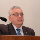 Генерал-майор МВД Овчинский: бандиты на всех этажах властиИзвестный криминолог Владимир Семенович Овчинский, возглавлявший в прошлом российское бюро Интерпола, дал интервью Правде-ТВ , поражающее откровенностью.Генерал-майор МВД признал, что в России произошло полное сращивание государства с криминалом, а бандиты окопались на всех этажах власти.По мнению эксперта, организованные преступные группировки (ОПГ) периода позднего СССР и становления современной российской государственности никуда не делись, а просто изменились качественно, пишет газета Московский комсомолец .Наверное, главное отличие новых бандитов в том, что никогда — ни в 1980-х, ни в 1990-х — не было такого масштабного присутствия в ОПГ представителей официальных госструктур. Можно с уверенностью говорить о том, что у нас в стране нет ни одной „незапятнанной“ госструктуры — будь то правительство, министерства, аппарат губернаторов или мэрия , — говорит доктор юридических наук Владимир Овчинский.Особое место в этом хит-параде коррупции занимают силовые структуры. Даже в лихие 90-е не было такого масштабного вовлечения в ОПГ сотрудников правоохранительных органов.В качестве иллюстрации можно привести совершенно фантастическое дело подмосковных прокуроров, „крышевавших“ игорный бизнес. Я, как бывший начальник Интерпола, утверждаю, что в мировой практике аналогов не существует , — добавил криминолог.По его мнению, подмосковные прокуроры оказались представителями совершенно новой породы преступников. Это не просто коррупционеры. Эти люди на себе замкнули функции бандитов. Они лично вымогали, лично угрожали, лично приводили бандитов. Никогда не было такого, чтобы зампрокурора Московской области ушел в бега и находился в розыске. Это беспрецедентно , — говорит Владимир Овчинский.Буквально в мае 2011 года завершился судебный процесс по братской ОПГ, которая занималась рейдерством, незаконным лесным бизнесом, убийствами и рэкетом. Возглавлял этот преступный синдикат бывший депутат от прокремлевской партии Единая Россия , известный бизнесмен Вадим Маляков. А инициатором убийств был начальник УВД Братска Владимир Утвенко, чьи заказы исполняли милиционеры и бандиты. Наконец, координатором их действий был депутат от ЛДПР Александр Загороднев.Двадцать лет назад только редкому бандиту удавалось пролезть во власть . Таким счастливчиком стал, например, вор в законе по кличке Пудель, получивший статус общественного помощника президента РФ Бориса Ельцина. Его кто-то в свое время ему подсунул. Но длилось это недолго , — добавил генерал-майор МВД. Другой единичный пример — известный бандит Михаил Монастырский, севший в депутатское кресло.Но это все единичные примеры. Массового характера это не носило, вот в чем главная разница. Сейчас же происходит некое „огосударствление мафии“ — мафиозные структуры фактически стали замещать реальное руководство , — говорит доктор юридических наук.Российская мафия вольготно чувствует себя даже в легальных сферах бизнеса, в то время как в Европе организованная преступность оттуда постепенно вытесняется. Пример превращения убийц в эффективных менеджеров — банда Цапков в кубанской станице Кущевской.Криминолог обращает внимание и на еще одну опасную тенденцию — на смену ОПГ в России пришли кланы. Если раньше это было характерно для выходцев с Кавказа, то теперь тенденция распространилась по всей стране. Вся Россия в кланах. И во главе этих кланов, как правило, стоят криминальные авторитеты , — утверждает Владимир Овчинский.По его словам, ОПГ можно привлечь к ответственности, но сломать клан Фемиде не под силу. Оболочка клана, состоящая из представителей интеллигенции (врачей, экономистов, учителей), считает преступное ядро авангардом и готова его защищать. Так было, кстати, в Кущевской. Банда, захватившая всю станицу, — это тоже своеобразный клан. В данном случае Цапки составляли ядро регионального уровня , — отмечает эксперт.Сейчас Россию может захлестнуть новая волна насилия, поскольку даже самые отъявленные преступники, осужденные в лихие 90-е , выходят на свободу. В доказательство генерал-майор приводит статистику Верховного суда за 2004 2009 годы. К примеру, из совершивших умышленные убийства пожизненное наказание было назначено всего 0,2%. На 25 лет из них были осуждены только 3-4%. Из 234 тысяч осужденных за нанесение тяжкого вреда здоровью, в том числе повлекшего смерть, максимальный срок получили только двое бандитов. Из этой же категории осужденных 37% получили условный срок и остались на свободе. За бандитизм за этот же период привлекались 1180 человек. Из них только три получили максимальный срок.За разбойные нападения были осуждены 147 тысяч человек. Из них максимальный срок получили только семеро. За достаточно редкую статью Организация преступного сообщества были осуждены 440 человек. Из них только 37 мафиози получили максимальный срок.Но даже те, кто получает максимальные сроки, особо не расстраиваются. Они выходят на свободу по УДО (условно-досрочно) спустя полсрока. Поэтому весь контингент 1990-х годов, который, как нам кажется, сидит, уже давно вышел. Тем более все условия для этого есть , — подытожил Владимир Овчинский.Со слов криминолога, никто из старых бандитов не стал законопослушным гражданином после отсидки . По закону криминального мира — если был лидером, то им и остался. Генерала МВД могут отправить на пенсию и забыть, а у мафии генералов преступного мира на пенсию не отправляют , — утверждает бывший глава российского бюро Интерпола.У российского криминала есть и свои национальные особенности . Например, нигде в мире не получил широкого распространения такой вид преступлений, как рейдерство.Владимир Овчинский считает, что настоящим поражением в войне с преступностью обернулось роковое решение 2008 года, когда были расформированы УБОПы (управления по борьбе с организованной преступностью), а все силы вскоре были брошены на борьбу с пресловутыми экстремистами. Специалисты считают, что в 2008 году, после ликвидации этих спецподразделений, ситуацию одним махом вернули на 20 лет назад. В результате этого необдуманного шага мы потеряли структуры, которые должны заниматься оргпреступностью, а вместе с ними большое количество профессионалов , — говорит генерал-майор МВД.Кроме того, дела оперативного учета в отношении организованных бандитских группировок были потеряны или уничтожены. Хотя общественность уверяли, что все сохранено. Из-за этого в масштабах страны бесконтрольными остались до 80 тысяч активных членов организованных преступных групп.https://www.opentown.org/news/158763/?fbclid=IwAR1EsO9F1-b7yu2hw_h7N5k8GRagEwt1UD4mpSLSxZsECaUflo0-eGea2QM