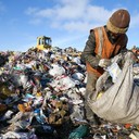 В Генпрокуратуре предупредили об угрозе мусорного коллапса.РОСТОВ-НА-ДОНУ, 4 июня 2019 — РИА Новости. В ряде федеральных округов мусорные полигоны заполнены, если эту проблему не решать, она может перерасти в коллапс, заявил первый замгенпрокурора Александр Буксман.Совещание о состоянии законности и практике прокурорского надзора в сфере обращения с твердыми коммунальными отходами (ТКО) на территории Центрального, Северо-Западного, Южного и Северо-Кавказского федеральных округов в Ростове-на-Дону собрал генпрокурор Юрий Чайка.По словам Буксмана, сейчас 173 из 892 объектов не соответствуют санитарным правилам."Зачастую размещение ТКО осуществляется на объектах, не внесенных в государственный реестр. В 38 регионах вообще нет мусороперерабатывающих заводов, а переполненные полигоны стали настоящим бедствием", — указал замгенпрокурора.Он отметил, что на начало года в центральной России в 10 субъектах из 18 эксплуатировались полигоны, заполненных на 90% от проектной мощности. На северо-западе — 5 из 11, на юге — 5 из 8."Ситуация еще не приобрела неотвратимого характера, ее можно и нужно решать, иначе она может приобрести масштаб настоящего коллапса", — заключил Буксман.С 2019 года вступила в силу реформа в сфере обращения с мусором. Планируется, что вывозить, обрабатывать, обезвреживать и утилизировать отходы будут региональные операторы. Тарифы на их работу станут утверждаться отдельно, услуга не будет входить в квитанцию за содержание жилья. https://ria.ru/20190604/1555250143.html