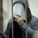 Организатор серии мошенничеств причинил 9 страховщикам ущерб на 70 млн р.В Саратовской области суд вынес приговор по уголовному делу в отношении участника преступного сообщества за многомиллионные махинации с получением страховых выплат.В суде установлено, что в период с 2011 по 2016 гг. мужчина по предложению знакомого вошел в состав преступного сообщества, которое занималось инсценировкой ДТП с участием дорогих иномарок и получением страховых выплат. В организацию входило более 10 жителей города Саратова, в том числе близкие родственники.Кроме того, установлены случаи, когда злоумышленник, имея художественные навыки, рисовал на лакокрасочном покрытии автомобилей незначительные повреждения, которые вписывались в акты осмотра транспортных средств, а затем по таким случаям страховщики выплачивали деньги.За период преступной деятельности указанного сообщества девяти страховым компаниям причинен ущерб на общую сумму свыше 70 млн р. Расследование уголовного дела в отношении остальных фигурантов находится в завершающей стадии, и оно будет направлено в прокуратуру для утверждения обвинительного заключения.Вину в инкриминируемых деяниях мужчина полностью признал, заключив досудебное соглашение о сотрудничестве. Суд, согласившись с мнением государственного обвинителя, приговорил мужчину к 4 годам лишения свободы с отбыванием наказания в исправительной колонии общего режима, сообщает Генпрокуратура РФ.http://www.asn-news.ru/news/70603