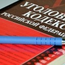 МОШЕННИЧЕСТВО В СТРАХОВАНИИ: ПЯТЬ ТИПИЧНЫХ ПРИМЕРОВСфера страхования жизни, здоровья и имущества всегда привлекала внимание мошенников и аферистов. Всё дело в том, что финансовые отношения здесь строятся на очень зыбкой основе возможных страховых случаев и невозможности точно определить размер ущерба  и причину его возникновения. В этом постоянная причина для действия закона о «единстве и борьбе противоположностей». С одной стороны страховые компании без клиентов прожить не могут, это единственный источник их дохода. В то же время страховщики вынуждены подозревать своих кормильцев в попытках их обмануть. Это вызывает неизбежное напряжение, недовольство клиентов, некорректное поведение сотрудников и неправомерные отказы в выплатах возмещения. При наступлении реальных страховых случаев дело нередко перерастает в бытовые и судебные конфликты.Увы, поводы подозревать застрахованных лиц и организации в имитации страховых случаев рождаются не на пустом месте. По данным страховых компаний, около 10% денег, выплачиваемых по страховым полисам, уходит в руки мошенников. При этом случаи, когда оформленная страховка на 100% оказывается аферой, сравнительно редки – службы безопасности страховых компаний не зря едят свой хлеб, без них страховщики давно бы разорились. Чаще всего клиентам удается завысить суммы ущерба и получить незаконно часть денег – в таких случаях злой умысел обнаружить и доказать крайне сложно. В конечном итоге эти расходы страховые вынуждены закладывать в тарифы, что отражается на законопослушных порядочных клиентах.    Статистика недобросовестных страховокЕсли сравнить разные направления страхования, то явным лидером по злоупотреблению было и остается автострахование. На его долю приходится до 25% попыток получить незаконное возмещение. Автовладельцы правдами и неправдами стремятся получить со страховой больше, нежели они потеряли в ДТП. Часто выясняется, что страхового случая не было вовсе, либо клиент предъявляет совокупность мелких повреждений кузова, полученных в течение длительного периода. И страховщикам, и клиентам приходится все время приспосабливаться к изменениям законодательства и противоречивости инструкций МВД, Минфина, Росстрахнадзора, Минкомсвязи, Центрального банка РФ – то есть ведомств, влияющих на деятельность страховых компаний или контролирующих её. Последним случаем подобной несогласованности была отмена обязательного составления  протокола при ДТП инспектором ГИБДД – в результате автовладельцы не знали, как доказать в страховой компании факт участия в ДТП. К счастью, на сегодняшний день страховщики и стражи дорожного порядка нашли общий язык.Примерно по 10% страховых афер приходится на страхование личного имущества от несчастных случаев и ипотечного страхования. При этом в количественном соотношении владельцы заложенных квартир обманывают гораздо реже, но ввиду значительности сумм ущерб в этой сфере велик.В других сегментах страхового рынка вероятность мошенничества не превышает 5%. Перечисленные данные колеблются в зависимости от:сезона (зимой машины бьются чаще, даже несмотря на то, что их на дорогах меньше, чем летом);состояния экономики (в кризисные годы попытки обмана учащаются – люди попадают в сложные или безвыходные ситуации и пытаются выжить за счёт страховки);географии (в крупных городах аферы случаются значительно чаще, бесспорные лидеры – Москва и Санкт-Петербург).Топ-5 в сфере страхового мошенничестваРасскажем о нескольких случаях явного мошенничества, которые вскрылись либо на стадии рассмотрения заявления клиентов, либо уже после денежной выплаты.Оживший утопленникНекий волгоградец нуждался в деньгах и решил заработать на инсценировке собственной смерти. Он застраховал жизнь и здоровье в семи компаниях - «Альянс», «Ренессанс-Страхование», «Ресо-Гарантия» и других. Общая сумма полисов превысила 15 миллионов рублей. Выгодоприобретателями по полисам выступали знакомые молодого человека. Через несколько месяцев застрахованный пропал. Родственники обратились в полицию, пропавшего объявили в розыск. Ещё через два месяца на берегу Волги было обнаружено тело неизвестного мужчины. Оно пробыло в воде достаточно давно, кисти рук и лицо были повреждены рыбами. Но друзья пропавшего опознали его по неким особым приметам, которые были известны только им. В суде они указали, что их друг был заядлым рыбаком и погиб, скорее всего, отправившись в лодке на рыбалку в плохую погоду. Суд объявил незадачливого рыбака умершим, и его друзья отправились за деньгами в страховые компании. Сотрудники правоохранительных органов и служб безопасности страховщиков (а это, как правило, бывшие сотрудники органов), с большим недоверием относятся к подобным «опознаниям» обезображенных трупов. После решения суда о признании человека умершим уголовное дело не закрыли. Суд выдал санкции на прослушивание телефонов друзей и родственников. И в один прекрасный момент сыщики обнаружили, что «утопленник» общается с друзьями с помощью мессенджеров.  В связь с потусторонним миром сыщики не поверили. Остальное было делом техники. Афериста вычислили и задержали. Ему и его подельникам было предъявлено обвинение в покушении на мошенничество – денег никто получить так и не успел. Это уберегло несостоявшихся жуликов от серьёзного наказания. Мнимый покойник получил три года условно, а его друзья – по два с половиной. Теперь молодому человеку ещё предстоит доказывать в суде, что он живой. Попутно сыщики проверили причастность аферистов к гибели неизвестного в Волге. Личность его установить так и не удалось, скорее всего, он действительно стал жертвой несчастного случая, следов насильственной смерти на теле не нашли.Угнанный металлоломВ Армавире местный житель застраховал по КАСКО в СК «Макс» внедорожник на 2 миллиона рублей. Договор оформлял агент, в офис компании владелец не приезжал. Через полгода он пришёл в полицию и заявил, что машину угнали от одного из городских ресторанов. Полицейские возбудили уголовное дело, выдали потерпевшему талон, с которым он и явился в страховую компанию. Служба безопасности начала рутинную проверку. Первые сомнения возникли, когда выяснилось, что возле ресторана в тот день камеры наблюдения не зафиксировали похожего автомобиля. Пробили авто по базам, и выяснилось, что пару лет назад джип попал в серьезную аварию и был признан не подлежащим восстановлению, но с учета он снят не был, а армавирец управлял машиной по доверенности. Сотрудники СК связались с номинальным владельцем внедорожника. Тот сообщил, что оправившись от аварии, он за небольшую сумму продал корпус машины с ключами и документами, оформив на покупателя генеральную доверенность. Дело об угоне было благополучно закрыто, а вместо него появилось новое. Предприимчивый скупщик металлолома был осужден за заведомо ложный донос и страховое мошенничество (статья 159 часть 5 УК РФ). Во время следствия он признался, что продал автохлам в скупку за 8 тысяч рублей, а страховому агенту предъявил похожую машину приятеля, прикрутив свои номера. У сыщиков возникли на этот счет серьезные сомнения, однако доказать обратное они не смогли, агент избежал обвинения в соучастии, а главный фигурант – в создании преступной группы. Из компании невнимательного сотрудника уволили.Внезапная болезньПри оформлении крупных кредитов, в том числе ипотеки, банки требуют от заемщиков страховать жизнь и здоровье. Нередко на этой почве случаются откровенные сговоры между банками и страховой – кредит выдают только в случае обращения в одну или несколько компаний, имеющих договоренность с банком, что является нарушением антимонопольного законодательства. Уроженка Краснодара страдала серьезным заболеванием позвоночника - анкилозирующим спондилоартритом, его также называют болезнью Бехтерева. Современная медицина способна компенсировать дегенерацию позвоночных суставов, однако полностью излечить эту патологию невозможно, при ней больным показана инвалидность. Но жительница Кубани до поры до времени к врачам не обращалась, решив сначала по полной программе монетизировать свой недуг. Она оправдывала это тем, что дорогое лечение на пенсию инвалида совершенно невозможно, а работоспособность её резко ограничена. Дама оформила в банке кредит на покупку недвижимости на 20 миллионов рублей, подделав заодно и справку о доходах. Жизнь и здоровье она застраховала в ВСК, которая не затребовала от клиентки никаких медицинских документов кроме стандартной справки от участкового терапевта - «практически здоров». О заболевании позвоночника женщина врачу не сообщила, а в карточке никаких данных об этом не было, так как она лечилась в частной клинике, не надеясь на «бесплатную медицину» по полису ОМС. Через год после получения кредита дама вновь пошла в поликлинику  и рассказала о тяжком недуге. Она прошла комиссию, которая признала хроническое заболевание опорно-двигательной системы, дающее право на  вторую группу инвалидности. Обычно в таких случаях сперва дают третью группу и наблюдают за динамикой патологии несколько лет, но как-то женщине удалось убедить врачей  поликлиники и центра медико-социальной экспертизы с первого раза. С заветной розовой справкой дама явилась в ВСК и потребовала компенсации, предусмотренной договором. Компания должна была полностью погасить за неё кредит. Специалисты компании провели расследование и независимую медицинскую экспертизу, которая дала однозначный ответ: болезнь Бехтерева не появляется молниеносно в течение нескольких месяцев, это заболевание длится годами и десятилетиями, поэтому при оформлении страховки клиентка не могла не знать о своем недуге. Страховщики написали заявление в полицию, и дело о покушении на мошенничество было доведено до суда. Тот учел состояние здоровье подсудимой и назначил ей три года условно. Банк-кредитор поначалу потребовал полного досрочного погашения кредита, однако заемщице удалось договориться, чтобы продолжать гасить кредит по графику. В банке вошли в положение больной женщины и решили пока не лишать её крыши над головой, тем более, что платежи она вносит аккуратно.Карточные домикиНа Вологодчине, славящейся своим лесом, предприимчивые мошенники застраховали в ВСК целый поселок из коттеджей-муляжей. Фирма - застройщик подделала строительную документацию и отчеты об оценке и предъявила сотрудникам страховой компании фотографии готовых к проживанию деревянных домов. Ездили ли сотрудники ВСК на место и заходили ли в дома, сейчас выясняет следствие. Через несколько месяцев после оформления многомиллионной страховки картонная деревня чудесным образом сгорела дотла. Дознаватели, работавшие на пепелище, выяснили, что у домов не было ни фундаментов, ни подвалов, ни подведенных коммуникаций. Муляжи зданий и надворных построек из дешевой доски и фанеры стояли прямо на земле. Живописный вид обеспечивали недорогой цветной сайдинг и крыша из красного профнастила. После того, как ВСК выиграла дело в арбитражном суде, отстояв 68 миллионов рублей, полиция все-таки возбудила уголовное дело о покушении на мошенничество. Один из застройщиков-аферистов осужден на 2,5 года условно.Невыездные туристыРуководитель туристической фирмы в Москве заработала почти семь миллионов рублей, оформляя в РЕСО-Гарантия полисы страхования от невыездов туристов за рубеж. Большинство из них даже не подозревали, что собираются куда-то лететь – дама брала их данные из базы прежних клиентов компании. Она составляла и подписывала фиктивные договоры, перечисляла на счёт фирмы средства якобы за путевки и билеты на чартерные рейсы, бронировала гостиницы за рубежом. Но потом из посольства страны пребывания якобы приходил отказ в выдаче визы, отменялись авиарейсы, наступали другие страховые случаи. Невезучим туристам возвращалась стоимость тура  и компенсация морального вреда. Мошенница особо не зарывалась, суммы и частота выплат находились в рамках статистической погрешности. До поры до времени подозрения у страховщиков не возникали. Однако за несколько лет  даме удалось получить более 7 миллионов рублей, и служба безопасности решила проверить нескольких клиентов. Ни один из них лично возмещения не получал и ничего о несостоявшейся поездке за границу не слышал. Предприимчивому турагенту теперь грозит до 10 лет лишения свободы, так как ущерб относится к разряду особо крупного. В отличие от предыдущих случаев преступнице удалось довести задуманное до конца, поэтому очень велика вероятность того, что отделаться условным сроком ей не удастся.https://proafery.ru/crime/moshennichestvo-v-strakhovanii-pyat-tipichnykh-primerov.html