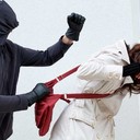 Жительница Вологды инсценировала хищение телефона ради получения страховкиЖенщина сообщила в полицию о грабеже, чтобы получить компенсацию за случайно разбитый смартфон.По ее словам, незнакомый мужчина на улице вырвал у нее сумочку, в которой находились банковские карты и телефон. Заявительница рассказала полицейским, что побежала вслед за злоумышленником. Опасаясь преследования, он выкинул похищенные вещи на дорогу и скрылся. Когда вологжанка открыла сумочку, то обнаружила, что ее новый смартфон разбит. Ущерб превысил 20 тыс. р.Сотрудники полиции в ходе расследования установили, что женщину никто не грабил. Она разбила смартфон и инсценировала преступление, чтобы получить страховку, сообщает пресс-служба МВД по Вологодской области. Согласно договору, выплату можно было получить при условии повреждения имущества в ходе противоправных действий. В отношении женщины возбуждено уголовное дело по признакам преступления, предусмотренного ч. 1 ст. 306 УК РФ (заведомо ложный донос). Санкция данной статьи предусматривает наказание в виде лишения свободы сроком до двух лет.http://www.asn-news.ru/news/71654#ixzz62DTMNFGR