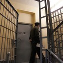 Мошенники осваивают личное страхование.Генеральный директор – пастух, изувеченные ради страховок бомжи и фото из «Одноклассников» как доказательство – в обзоре и анализе практики борьбы с мошенничеством в личном страховании от Ассоциации страховой безопасности (АСБ).Мошенники активно осваивают личное страхование как способ преступных заработков, в том числе путем подачи потребительских исков. В этой статье мы на основе конкретных примеров и опыта специалистов АСБ проанализируем способы раскрытия случаев мошенничества в данной сфере.Использование соцсетей и запросов в организации.К страховщику обратился застрахованный от несчастного случая гражданин Н. Он сообщил, что упал на крыльце своего подъезда. В результате тяжелой травмы головы Н. была установлена инвалидность II группы с диагнозом «эпилепсия».Служба безопасности (СБ) компании выявила еще несколько договоров страхования от несчастных случаев, по которым Н. также подал аналогичные заявления. При этом запрос в больницу подтвердил подлинность медицинских документов.Предположив возможное мошенничество, СБ обратилась за помощью в АСБ. Специалисты АСБ начали с анализа открытой информации в соцсетях. На сайте «Одноклассники» в день страхового события были размещены фото с рыбалки, на которых Н. с друзьями распивает спиртные напитки в сотне километров от места страхового события. АСБ выдвинула гипотезу, что фабула события является вымышленной, а диагноз мог быть поставлен Н. еще до заключения договора страхования.Запросы в медучреждения и Фонд ОМС ничего не дали. Запрос, направленный в районный военкомат, «попал в десятку». Оказывается, Н. не служил в армии, так как был признан негодным к строевой службе по заключению ВВК с диагнозом «эпилепсия». После предъявления ответа военкомата Н. отказался от своего требования о выплате.Анализ схожих способов мошенничества.К страховщику поступили два сомнительных обращения за выплатой. В разное время двое мужчин получили переломы рук (якобы от падения на лестнице подземного перехода). Вместо личного обращения к страховщикам все документы были направлены по почте (заказными письмами с описью вложения). Тексты заявлений были написаны юридически грамотно. Было очевидно, что эти случаи как-то связаны.В больницах АСБ подтвердили реальность полученных травм. После анализа медицинской документации (в том числе рентгеновских снимков) и фабул падения привлеченный врач-травматолог дал категоричное заключение, что обе травмы получены не при падении, а при ударе тяжелым предметом.Найти застрахованных не удалось: по указанным адресам регистрации они не проживали. Эксперт-почерковед определил, что подписи в заявлении на страхование и в заявлении о выплате возмещения различаются.Тем временем к страховщику поступили две досудебные претензии, подписанные руководителем местного Общества защиты прав потребителей. Анализ деятельности местных райсудов показал, что данное лицо инициировало 14 гражданских дел в отношении этих же и других застрахованных лиц с такими же травмами.Впоследствии была выявлена ОПГ, члены которой оформляли на лиц без определенного места жительства страховые полисы в различных компаниях и ломали им руки монтировкой (чтобы травмы были реальными). Далее в дело вступали юристы и отсуживали деньги по поданым искам.Помощь правоохранителей.В АСБ обратился страховщик, желавший провести расследование случая смерти застрахованного – заемщика банка по крупному кредиту. Застрахованный по документам числился как генеральный директор крупной компании. Его обнаружили мертвым в маленьком старом домике в горах. Местные жители при этом утверждали, что он работал пастухом.Служба безопасности выдвинула версию о возможном убийстве с инсценировкой несчастного случая. Однако в возбуждении уголовного дела было отказано, так как экспертиза установила отравление застрахованного угарным газом от печи. Специалисты АСБ предложили сконцентрироваться на выяснении преступной схемы. Самое главное, что было уже известно: заемщик оказался не тем должностным лицом, на которого выдавался кредит. Могла иметь место классическая схема банковского мошенничества по присвоению кредитных средств путем предоставления заведомо ложных сведений и документов при получении кредита.Была подготовлена жалоба на постановление об отказе в возбуждении уголовного дела с указанием на необходимость установления обстоятельств получения крупного кредита простым пастухом, что могло иметь отношение к смерти последнего.Прокуратура отменила постановление об отказе в возбуждении уголовного дела и указала следствию на необходимость анализа банковской документации по кредиту. Дело впоследствии было прекращено за смертью обвиняемого, но в постановлении было указано, что заемщик сообщил заведомо ложные сведения при заключении договора кредита и договора страхования. После обращения страховщика в суд договор страхования был признан недействительным.http://www.asn-news.ru/post/929