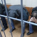 Автомошенники в Самарской области причинили ущерб страховщикам на 14 млн р.В Самарской области в суд направлено уголовное дело в отношении членов преступного сообщества, организовавших махинации с получением страховых выплат по полисам ОСАГО. Общая сумма ущерба оценивается в 14 млн р.Прокуратура Самарской области утвердила обвинительное заключение по уголовному делу в отношении 37-летнего организатора преступного сообщества. Он обвиняется в совершении преступлений, предусмотренных ч. 1 ст. 210 УК РФ (организация преступного сообщества) и ч. 4 ст. 159.5 УК РФ (мошенничество в сфере страхования, совершенное организованной группой, в особо крупном размере). Кроме того, обвинение в мошенничестве предъявлено 12 членам преступной организации, в числе которых четверо бывших сотрудников ДПС ГИБДД и три сотрудника страховых компаний.По версии следствия, участники преступной организации путем оформления подложных документов о дорожно-транспортных происшествиях организовали мошенническое получение выплат от страховых организаций. С этой целью они подыскивали владельцев автомобилей, имеющих незначительные повреждения. Сотрудники полиции составляли фиктивные документы по делу об административном правонарушении, признавая тех потерпевшими. Оценщики страховых компаний выписывали акты осмотра транспортных средств, фиксируя несуществующие повреждения. В период с 2015 по 2017 гг. общая сумма незаконно полученных страховых выплат превысила 14 млн р., сообщает прокуратура Самарской области.После вручения обвинительного заключения уголовное дело будет направлено в Самарский областной суд для определения территориальной подсудности.http://www.asn-news.ru/news/69794#ixzz5jHVwNXZj