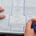 «Астро-Волга» предотвратила в Новосибирской области серию выплат по искажённым «европротоколам»Совместная работа сотрудников МВД Новосибирской области и управления безопасности СК «Астро-Волга» позволила раскрыть группировку мошенников.Во втором полугодие 2019 г., проводя анализ страховых событий на предмет мошенничества, сотрудники управление безопасности СК «Астро-Волга» обнаружили ряд закономерностей (около 10) аналогичных по обстоятельствам убытков в г. Бердске и близлежащих населенных пунктах Новосибирской области. Данная группа лиц использовала следующую схему: был организатор совершаемых преступлений, обладающих знаниями в сфере страхования и конъюнктуры данного рынка услуг, заинтересованное СТО.  Группа оформляла ДТП при помощи «европротокола», в котором указывались ложные сведения о участниках и событиях.На основании имеющихся сведений было подготовлено обращение в Управление уголовного розыска ГУ МВД России по Новосибирской области. Сотрудники МВД совместно со службой безопасности  СК «Астро-Волга» разработали тактику вызова и опроса лиц, задействованных в инсценировке ДТП.В результате лица, задействованные в мошенничествах, добровольно вернули на расчетный счет СК «Астро-Волга» 600 тыс. р. Также лица отказались от «планово» поданного в суд искового заявления к компании на сумму 450 тыс. р. Страховщик не стал настаивать на возбуждении уголовного дела.http://www.asn-news.ru/news/73229#ixzz6aw4bbqzf