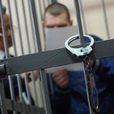 В Омске вынесен приговор по делу о мошенничествах в сфере страхованияУстановлено, что в 2016-2017 гг. фигуранты инсценировали 12 ДТП на территории областного центра. В общей сложности материальный ущерб, причиненный семи страховым компаниям, превысил 1,3 млн р.Организатором группы выступал 32-летний житель Омска. В группу был вовлечен его родственник и близкие друзья. После организации ДТП его мнимые участники принимали меры к оформлению автоаварий, документы передавали в страховые компании. На основании представленных материалов получали выплаты.Кроме того, в результате оперативно-розыскных мероприятий пресечена попытка незаконного получения фигурантами еще более 290 тыс. р. В процессе следствия удалось обеспечить добровольное возмещение участниками группы ущерба в сумме свыше 580 тыс. р.Судьей Центрального районного суда Омска трое соучастников признаны виновными в совершении мошенничества в сфере страхования в составе организованной группы. Двоим назначено наказание в виде 4 лет 6 месяцев лишения свободы и 2 лет 6 месяцев лишения свободы с отбыванием наказания в колонии общего режима, третьему – 3 года лишения свободы условно с испытательным сроком 2 года. Четвертый подсудимый признан виновным по ч. 2 ст. 159.5 УК РФ (мошенничество в сфере страхования), ему назначено наказание в виде исправительных работ на срок 1 год. В отношении двоих подсудимых вынесено постановление о прекращении уголовного преследования в связи с назначением судебного штрафа в размере 15 000 р. каждому.Приговор в законную силу не вступил, сообщает СУ УМВД России по Омской области.http://www.asn-news.ru/news/71880#ixzz65uMBIyvB