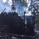В Ленинградской области для получения страховой выплаты подозреваемые сожгли муляж домаВ мошенничестве подозреваются четыре человека, которых подозревают в строительстве и поджоге муляжа дома для получения 8 млн р. страховой выплаты.В Ленинградской области полиция и страховая компания устанавливают обстоятельства пожара в СНТ «Азимут» Тосненского района, передает «Российская газета», со ссылкой на «Интерфакс».Источник, знакомый с материалами дела, сообщил, что по подозрению в совершении мошенничества задержаны четыре человека. Следствие полагает, что преступную схему придумали и осуществили две женщины – 25-летняя уроженка Донецкой области и 29-летняя жительница Ленинградской области. К участию в ней привлекли также 35-летнюю женщину и 32-летнего жителя Петербурга.«Члены банды приобрели земельный участок в Ленинградской области, где мужчина организовал постройку фанерного муляжа дома. Указанное строение было зарегистрировано как жилое. Привлеченная женщина, на чье имя был оформлен участок, в свою очередь застраховала «дом»: при наступлении страхового случая компенсация составила бы 7,7 млн р.», – сообщил собеседник агентства.По версии следствия, фигуранты этого дела могут быть причастны и к другим случаям мошенничества в сфере страхования недвижимости. Двое из них в настоящее время отправлены под домашний арест, еще двое организаторов получили подписку о невыезде и надлежащем поведении.http://www.asn-news.ru/news/71405#ixzz5zTLmOsbq