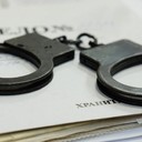 Число уголовных дел по страховым преступлениям возросло на 11% В I полугодии 2019 г. страховщики подали в правоохранительные органы 6557 заявлений. Это на 2,9% меньше аналогичного показателя прошлого года (6749 заявлений). Однако уголовных дел по обращениям страховщиков в I полугодии возбуждено на 11,1% больше, чем годом ранее (1447 против 1302).Страховщикам стали меньше отказывать в возбуждении уголовных дел. В первой половине 2019 г. они получили 1972 отказа (из них 1740 по ОСАГО) – против 2240 (2023 по ОСАГО) отказов годом ранее, сообщили АСН в пресс-службе Всероссийского союза страховщиков (ВСС).К преступлениям, связанным со страхованием, ВСС относит действия, описанные статьями 159 (мошенничество), 159.5 (страховое мошенничество), 303 (фальсификация доказательств) и 327 (подделка документов) Уголовного кодекса РФ. Более 80% заявлений поданы по статьям о мошенничестве, включая страховое.5730 заявлений, проданных страховщиками в I полугодии 2019 г., связаны с ОСАГО. По ним возбуждено 1348 уголовных дел. Аналогичные показатели предыдущего года – 6065 заявлений и 1193 дела.Заместитель исполнительного директора Российского союза автостраховщиков (РСА) и вице-президент ВСС Сергей Ефремов рассказал АСН, что доля возбужденных уголовных дел по ОСАГО достигла 23,5% (годом ранее 19,6%). По его мнению, это свидетельствует о повышении эффективности взаимодействия страховщиков с правоохранительными органами.Превалируют традиционные способы обмана в спорах по ОСАГО, но есть и новые тенденции. Если раньше люди пытались получить возмещение по бумажному фальшивому полису ОСАГО, то сейчас растет доля мошенничества с электронными полисами (например, фальсификация передаваемых в базу РСА данных о транспортном средстве для снижения стоимости полиса). Обращение за выплатой по таким полисам страховщики будут расценивать как мошенничество, отметил Сергей Ефремов.В I полугодии 2019 г. страховщики также обращались в полицию с заявлениями о мошенничестве по каско (507 заявлений), ДСАГО (73), страхованию имущества и ответственности (189, кроме моторного страхования), ДМС (6), страхованию жизни и здоровья (49), ВЗР (3). Основная причина обращений – завышение размера убытка путем фальсификации повреждений. Также распространено предъявление фальсифицированных документов для получения выплаты. http://www.asn-news.ru/news/71444