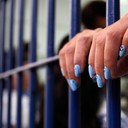 Страховой Дом ВСК предотвратил мошенничество в ОренбургеВ апреле 2019 г. в Оренбурге вынесен приговор по делу о страховом мошенничестве по факту инсценировки получения телесных повреждений.В августе 2016 г. между жительницей Оренбурга  и САО «ВСК» был заключен договор добровольного страхования жизни и здоровья. В сентябре 2016 г. страхователем заявлен убыток в связи с причинением телесных повреждений в результате несчастного случая. Сумма требований составила 220 000 р. Сотрудниками Центра противодействия мошенничеству была проведена  проверка обстоятельств дела, и был установлен факт обмана.Также получены документальные подтверждения нахождения страхователя вне лечебного учреждения в период якобы официального прохождения курса стационарного лечения, согласно представленным медицинским документам.Правоохранительными органами в отношении страхователя возбуждено уголовное дело по признакам преступления, предусмотренное ст. 159.5 УК РФ (мошенничество в сфере страхования).Дзержинским районным судом Оренбурга установлена  вина страхователя в совершении семи эпизодов мошенничества в отношении нескольких страховых компаний на общую сумму 2 755 400 р. и вынесен приговор. Страхователю назначено наказание в виде двух лет лишения свободы и штраф в размере 30 тыс. р. Гражданский иск САО «ВСК» удовлетворен полностью, в настоящее время проводятся мероприятия по возмещению причиненного ущерба, сообщает страховщик.http://www.asn-news.ru/news/70266#ixzz5oKNShhee