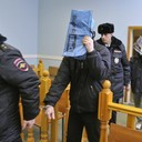 В Воронеже за инсценировки ДТП будут судить организатора преступной группыПрокуратурой области утверждено обвинительное заключение по уголовному делу в отношении 29-летнего уроженца г. Калач Воронежской области. Он создал группу из четырех человек, которая занималась хищением денежных средств страховых компаний путем имитации аварий.Указанные лица, имея в распоряжении дорогостоящие автомобили с различными механическими повреждениями, инсценировали на дорогах ДТП. После оформления комплект необходимых документов направлялся в страховые компании для осуществления выплат.В ходе расследования прокуратурой области с организатором преступной группы и двумя ее наиболее активными членами заключены досудебные соглашения о сотрудничестве, по условиям которых они должны были сообщить сведения о фактах своей преступной деятельности, неизвестных правоохранительным органам, о недобросовестных сотрудниках ГИБДД, оказывавшим им помощь в оформлении ложных ДТП, а также полностью погасить ущерб.По итогам расследования установлены 15 преступлений, в результате которых страховым компаниям «ВСК», «АСКО-Страхование»,  «РЕСО-Гарантия» и «Росгосстрах» причинен ущерб на сумму 2,5 млн р. Эта сумма была полностью возмещена обвиняемыми. Помимо членов ОПГ в совершение указанных преступлений был вовлечен еще 31 человек. Все они также предстанут перед судом, после завершения расследования в отношении них уголовных дел.Организатору преступной группы вменяется совершение преступлений, предусмотренных ч. 4 ст. 159.5 УК РФ (мошенничество в сфере страхования организованной группой). Уголовное дело в отношении него направлено для рассмотрения в Центральный районный суд Воронежа. Санкцией статьи предусмотрено максимальное наказание до 10 лет лишения свободы, сообщает областная прокуратура.http://www.asn-news.ru/news/71585#ixzz61KRc0JjK