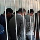 В Саратове группа автомошенников причинила ущерб страховщикам на 180 млн р.Прокуратура Саратовской области утвердила обвинительное заключение и направила в суд уголовное дело в отношении восьми членов организованного сообщества. Члены ОПГ инсценировали страховые случаи с дорогостоящими автомобилями премиум-класса и получали выплаты в страховых компаниях.По версии следствия, в начале 2011 г. житель города Саратова совместно с лицом, уголовное дело в отношении которого выделено в отдельное производство в связи с заключением досудебного соглашения о сотрудничестве, создали организованную группу. Мошенники инсценировали ДТП, например, столкновение двух автомобилей, фиктивный наезд на препятствие, противоправные действия неустановленных лиц. Затем на место происшествия вызывались сотрудники полиции, которые фиксировали повреждения, а впоследствии необходимые документы подавались в страховые компании для получения выплат. В случае отказа страховщика в выплате члены группы либо подконтрольные им лица обращались в суд. В целях конспирации автомобили после 2-3 инсценировок переоформлялись на других лиц.К 2013 г. организаторы группы создали преступное сообщество, которое характеризовалось иерархическим подчинением, четкой дисциплиной, наличием общей финансовой базы и пр. Помимо общей деятельности отдельные члены сообщества состояли в семейных либо дружеских, а также служебных отношениях. Всего в составе сообщества действовали три организованные группы. Это «автотехники», то есть лица, занимавшиеся подготовкой автомобилей к инсценировкам, «формальные собственники», на которых оформлялись автомобили, и «водители», которые управляли ТС.За период деятельности с 2011 г. по 2016 г. 15 страховым компаниям причинен материальный ущерб на общую сумму свыше 180 млн р., из которых добровольно возмещено 57,7 млн р. (в том числе изъято 20 автомобилей и иная собственность). На имущество обвиняемых наложен арест на общую сумму более 25,3 млн р.В зависимости от роли и степени участия участники ОПГ обвиняются по ч. 4 ст. 159.5 (хищениях денежных средств страховщиков путем обмана в особо крупном размере), ч.ч. 1 и 2 ст. 210 (организация и участие в преступном сообществе), ч. 4 ст. 174.1 УК РФ (легализация денежных средств, добытых преступным путем, в том числе в особо крупном размере).В настоящее время 5 человек, занимавшихся указанной деятельностью в составе сообщества, уже осуждены и отбывают наказание, 3 находятся в розыске. После утверждения обвинительного заключения уголовное дело направлено в Октябрьский районный суд Саратова для рассмотрения по существу, сообщает областная прокуратура.http://www.asn-news.ru/news/70694