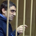 Сергея Хачатурова обвинили в отмывании 6,1 млрд р.Бывшему вице-президенту группы «Росгосстрах» Сергею Хачатурову предъявлено еще одно обвинение: в легализации преступных доходов в особо крупном размере (п. «б» ч. 4 ст. 174.1 УК РФ).Сергею Хачатурову предъявили новое обвинение.Это следует из постановления Лефортовского районного суда о продлении меры пресечения, о котором АСН сообщила пресс-секретарь суда Ксения Первовласенко. Срок содержания под стражей Сергея Хачатурова постановлением Лефортовского районного суда г. Москвы продлен до 17 апреля 2019 г. Новое обвинение дополнило старое: мошенничество в особо крупном размере (ч. 4 ст. 159 УК РФ). Адвокат Хачатурова Алексей Мельников подтвердил АСН, что обвинение в легализации 6,1 млрд р. (полученных после продажи 3% акций «Росгосстраха» Сергеем Хачатуровым), было предъявлено в конце 2018 г. «Вменение легализации в дополнение к таким статьям, как мошенничество, это обычная практика. Но мы не признаем данные обвинения, так как Сергей Хачатуров ничего не похищал и, как следствие, ничего не легализовывал».В соглашении между Хачатуровым и группой «Открытие» о переходе контроля над «Росгосстрахом» прямо указано, что 3% акций «Росгосстраха» должны были остаться в собственности Сергея Хачатурова. Кроме того, после завершения сделки по переходу контроля над «Росгосстрахом», 10% акций группы «Открытие» должны были перейти Сергею Хачатурову. Однако, передав более 100 млрд р. активов, Сергей Хачатуров не получил никакого возмещения, заявил Алексей Мельников. «А сейчас чтобы не выполнять условия соглашения, добились заключения Сергея Хачатурова под стражу и обвиняют в несуществующих хищениях у самого себя», – заявил Мельников. Обвинение строится на том, что 3% акций ПАО РГС были проданы по указанию Банка России в августе на Московской бирже самому «Открытию» в лице банка «Траст». Сумма сделки составила 6,1 млрд р. Сделка происходила максимально открыто и под ежеминутным контролем Центрального Банка, говорит Мельников.«Следствие считает, что, законно распорядившись своим собственным имуществом, Сергей Хачатуров кого-то обманул. Однако те лица, с которыми было заключено соглашение, об этом не заявляли. Следствие выдумало юридически невозможную конструкцию, при которой потерпевшим является на 100% процентов подконтрольное собственнику юридическое лицо. Это как если бы проданная автомашина считалась пострадавшей от действий прежнего владельца при продаже», – объяснил позицию защиты Алексей Мельников.После сделки по продаже 3% акций «Росгосстраха» государству было уплачено более 1 млрд р. налогов, что подтверждает открытость и законность сделки, отметил Алексей Мельников. «У «Открытия» возник не ущерб, а огромная прибыль от получения контроля над «Росгосстрахом». Когда собственника обвиняют в продаже принадлежащих ему акций, называя это хищением – это фактически отмена права частной собственности в России», – заявил адвокат.В Банке «ФК Открытие» отказались комментировать процесс. ttp://www.asn-news.ru/news/69456#ixzz5gfUpl3JN