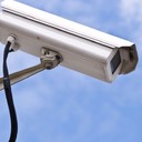 В Москве автомобилистов без ОСАГО начали ловить видеокамерыВ Москве с 7 августа заработала система видеофиксации отсутствия ОСАГО. Нарушителям сначала начнут приходить оповещения, а через некоторое время их будут штрафовать.С 7 августа водителям без ОСАГО лучше избегать московских видеокамер.Об этом на брифинге сообщил президент Российского союза автостраховщиков (РСА) Игорь Юргенс, сославшись на информацию Центра организации дорожного движения (ЦОДД) Москвы. «По предварительным данным, к отправке подготовлено 5 тыс. уведомлений», – передает его слова «Российская газета». Как уже сообщало АСН, в июне 2018 г. исполнительный директор РСА Евгений Уфимцев рассказывал о планах запустить с 1 сентября проект по видео- и фотофиксации отсутствия полиса ОСАГО на пойманную в объектив автомашину в Москве.Однако введение видеофиксации неоднократно откладывалось. Позже было объявлено, что проблема связана с техническими нюансами объединения баз данных Российского союза автостраховщиков (РСА) и МВД.Как сообщил 7 августа Игорь Юргенс, последние сверки баз РСА и ГИБДД показали, что данные не сходятся менее, чем в 1% случаев. «Можно переходить к тестовому, а затем и промышленному режиму их использования», – уточнил он. Сейчас столичный ЦОДД, ГИБДД и РСА обсуждают длительность возможного переходного периода, который позволил бы автовладельцам подготовиться к нововведениям. В РСА считают, что он должен составлять не менее двух-трех месяцев. В это время штрафовать автовладельцев за отсутствие полиса не будут, но они получат оповещение о том, что видеокамера зафиксировала отсутствие полиса ОСАГО.«Мы хотим как следует протестировать систему, чтобы по максимуму исключить возможные ошибки. Именно с этим связано то, что автовладельцам на первом этапе будут приходить оповещения, а не штрафы», – подчеркнул Игорь Юргенс. Решение о дате начала применения штрафов будет принимать правительство Москвы, добавил он. Как пояснил исполнительный директор РСА Евгений Уфимцев, для исключения ошибок будет действовать двухуровневая система контроля. «Первая проверка будет осуществляться в момент, когда камера зафиксировала автомобиль. Вторая – через 10 дней. В режиме онлайн потенциального нарушителя еще раз проверят на случай, если он все-таки заключил договор ОСАГО и страховая компания передала об этом сведения в нашу систему. Мы считаем, что это действительно поможет избежать ошибок», – сказал Евгений Уфимцев. В процессе тестирования системы обнаружилось, что примерно 7% столичных автовладельцев ездят без полисов ОСАГО либо с поддельными. «То есть, из 100 автомобилей данные о наличии полиса в нашей информационной системе находились только по 93 машинам. Это примерно соответствует оценке масштабов проблемы, которую давали автостраховщики», – отметил Евгений Уфимцев. В перспективе опыт Москвы могут распространить на другие регионы России. По словам Игоря Юргенса, потенциал для этого в плане оснащенности дорог видеокамерами есть, например, в Татарстане.http://www.asn-news.ru/news/71048#ixzz5w0QYyvcI