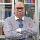 "У нас нет цели обогащения за счет финорганизаций"Юрий Воронин о работе с жалобами автовладельцев        Служба финомбудсмена будет существовать за счет взноса ЦБ и участников рынка. Она не планирует засуживать компании, говорит главный финансовый уполномоченный Юрий Воронин. Он рассказал “Ъ” о том, как новый порядок досудебного урегулирования споров отразится на гражданах, автоюристах и страховщиках.— Появления финомбудсмена очень ждали страховщики. А насколько этот институт будет востребован гражданами?— Для граждан такой порядок защиты их прав доступнее, чем в судах. Гражданское судопроизводство построено на принципе состязательности: стороны равны перед судьей, предъявляют свои доводы, и чья позиция будет более аргументированной, тот выиграет дело. Но это кажется демократичным, когда судятся более или менее равные по возможностям стороны. А когда с одной стороны крупная финорганизация со штатом юристов, а с другой стороны — гражданин, редко сталкивающийся с тонкостями финансового рынка, то говорить о состязательности можно очень условно. Поэтому для эффективной защиты своих прав в суде нужно либо иметь специальные знания, либо нанимать юриста. В нашей работе состязательности нет, поэтому гражданам не надо никого нанимать. Наша функция — смотреть, исполнен договор или нет. У нас даже нет судебной пошлины — для гражданина это бесплатная процедура, сколько бы она ни стоила в реальности.Кроме того, судебный процесс может длиться несколько месяцев, а уполномоченный обязан по закону уложиться в 15-дневный срок (плюс время на проведение экспертизы, если она необходима). Это один из самых коротких в мире сроков рассмотрения для омбудсмена. Важно, что омбудсмен является специалистом в конкретном виде споров. В судьи идут юристы с разной правовой специализацией, им приходится быть универсалами. В финансовых спорах, где очень сложное законодательство, профильные знания имеют большое значение для правильного исхода.Страховщики ждали появления финомбудсмена в надежде, что наш институт сумеет отпугнуть уж очень их доставших автоюристов-цессионеров, которые убеждают людей передать им по низкой цене права требования по договору ОСАГО, а потом сами судятся с компанией, предъявляя максимальные требования.— Надежды страховщиков оправдаются?— Деятельность автоюристов станет сложнее и менее выгодной. Раньше цессионер мог сразу пойти в суд и, по нашим расчетам, в среднем по каждому делу заработать около 50 тыс. руб., взыскав с компании в случае выигрыша все расходы плюс судебные штрафы по закону о защите прав потребителей (50% от выплаты.— “Ъ”). Сейчас он должен сначала обратиться к уполномоченному, заплатив 15 тыс. руб. Если омбудсмен примет решение в его пользу, цессионер уже не сможет пойти в суд, он получит деньги от страховщика, но меньше, чем мог бы получить в суде,— без штрафов и неустоек.— Почему тариф для автоюристов в три раза ниже, чем для страховщиков в случае проигрыша?— Мы обсуждали эту тему на совете (высший орган управления в службе финомбудсмена.— “Ъ”), было предложение ввести запретительный тариф для цессионеров, который мог бы остановить хотя бы мелких автоюристов. Но мы опасались, что это спровоцирует уход цессионеров в тень: они будут работать по договору не цессии, а представительства. Тогда мы уже не сможем отличить автоюриста от потребителя, так как он будет подавать документы от его имени и бесплатно. С другой стороны, схема представительства для автоюристов менее выгодна: они не отсуживают все себе, а получают процент с выигранной суммы. Мы решили посмотреть, как будет работать тариф в 15 тыс. руб.— промежуточный между нулем у физлица и ставкой 30 тыс. руб. для страховщика. Но обратите внимание: организация, если она права, ничего не платит, а цессионер платит в любом случае.Тем не менее наш институт создан не для борьбы с автоюристами. Мы хотим, чтобы страховщики и другие участники рынка умели договариваться со своими клиентами. Почему появились автоюристы? Потому что страховщики, отказывая гражданам даже в правомерных требованиях, предполагали, что лишь небольшая часть клиентов будет судиться. Кто-то шел в суд и получал выплату, но большинство отказывались настаивать на справедливой выплате и сэкономленные на них средства становились прибылью страховщиков. Автоюристы, скупая требования, сделали обращение в суд неизбежным. Мы даем возможность страховщикам цивилизованно урегулировать с клиентом свои отношения, тогда и компании будут защищены.— По статистике Верховного суда, в 2018 году суды рассмотрели 300 тыс. исков по ОСАГО. Вы ожидаете такое же количество споров у себя?— Точно сказать сложно. Да, мы исходили из судебной статистики в 300 тыс. судебных дел, более релевантной статистики нет. Но, с одной стороны, люди могут обращаться к нам чаще, чем в суды, поскольку это проще. Тогда дел может оказаться не 300 тыс., а гораздо больше. С другой стороны, плата для страховщика за рассмотрение жалобы — это сигнал рынку максимальное количество вопросов решать на уровне претензии, не доводя до нас. Понять, как эти две «гильотины» сработают, можно будет только на практике.— Чем обоснован тариф для финорганизаций?— Опыт западных коллег подсказывал решение в первый год не брать плату за каждую жалобу, а взять пусть большие, но единовременные взносы — с запасом. Но наш законодатель пошел по другому пути. Если число обращений мы могли лишь предполагать, то стоимость каждого процесса просчитали объективно. Мы руководствовались рекомендациями и справочником Международной ассоциации финомбудсменов — она уделяет большое внимание экономике вопроса. Возможно, на старте это будет обременительно для страховщиков, но нам крайне важно поработать хотя бы год в этих условиях. Тогда, зная, каковы реальное число жалоб и исход их рассмотрения, мы сможем скорректировать размер ставки. У института уполномоченного нет цели обогатиться за счет финорганизаций.— Страховщики жаловались на высокие ставки.— У них есть механизмы, дающие возможность платить меньше. Мы приняли важное решение — освободить организации от платежа, если они выигрывают спор. Компания может качественно оценивать требования на уровне претензии и доводить дело до нас только в случаях, когда потребитель не прав на 100%. Тогда и решение омбудсмена, скорее всего, будет в пользу страховщика, и затрат компания не понесет.— Страховщики опасались, что омбудсмен будет заинтересован в том, чтобы решать споры в пользу клиента: вы ориентированы на самоокупаемость.— Такое подозрение возникает в отношении любой организации, которая финансируется не из бюджета, а существует за счет платежей. Мы такой опасности не усматриваем. Омбудсмены — квазисудьи, их KPI не привязаны к показателям службы обеспечения. Прибавку к зарплате от числа положительно рассмотренных дел они не получают, не говоря о том, что это люди с репутацией, поэтому для них это нецелесообразно. Если будут какие-то другие данные, наша служба безопасности будет их рассматривать.И потом — над нами есть суд. Если предположить фантастическую идею, что омбудсмен будет специально засуживать финорганизацию, компания сможет обжаловать его решение в суде. Если судьи будут массово отменять решения омбудсмена, у меня возникнут вопросы к его квалификации. Я не хочу, чтобы в нас видели какого-то суперрегулятора. Мы рассматриваем узкий вопрос об исполнении договора, и толковать это как вытягивание денег — это нужно постараться.И, наконец, когда мы начнем работать на полную мощность, на основе наших решений будет складываться правоприменительная практика, мы ее будем публиковать. Это даст финорганизациям исчерпывающее понимание того, какое дело они выиграют, а какое — проиграют. В такой ситуации говорить о возможности манипулировать решениями омбудсменов абсурдно — правоприменительную практику невозможно изменить по одному делу. Это будет настолько заметно, что ни один уполномоченный в здравом уме на такое не пойдет — это сродни профессиональному самоубийству.— Сейчас суды по 90% дел по ОСАГО принимают решения в пользу потребителя. У вас каким будет это соотношение?— В отсутствие омбудсмена у сторон договора не было стимула уладить разногласия до суда. Теперь компании выгоднее договориться с клиентом. Поэтому я надеюсь, что 60–70% дел будут заканчиваться на претензионной стадии или в процессе рассмотрения до вынесения решения уполномоченным. И потом, когда дело рассматривает судья и финуполномоченный, исход все-таки разный. Судья может в установленных законом случаях принять во внимание особые жизненные обстоятельства, в которых действует человек, а мы обязаны следовать формальным нормам договора и закона. Полагаю, что при таком подходе процент удовлетворения жалоб потребителей финуслуг будет иным, чем в судах. Насколько иным — покажет практика.— Каков будет механизм обращения к вам для потребителя, который недоволен выплатой?— Закон содержит обязательные требования относительно наличия оповещений на сайтах и в офисах финорганизаций о праве потребителей обратиться к уполномоченному. Кроме того, мы начинаем размещать информационные материалы в МФЦ, работаем с ЦБ и Роспотребнадзором. Также я обращался к председателю Верховного суда Вячеславу Лебедеву с просьбой, чтобы во всех судах были размещены аналогичные объявления. Обращение можно подать, заполнив стандартную форму на сайте, и там же отслеживать процесс его рассмотрения либо отправить его по почте в центральный офис в Москве. Уже работает колл-центр.— Сколько человек уже в штате?— На 1 июня в службе работают более 170 человек, дальше их число будет зависеть от количества обращений. Это могут быть люди из госструктур, с рынка, на рядовых должностях — выпускники вузов. У нас есть требование: у финуполномоченного не должно быть аффилированности с рынком в ее юридическом понимании. Я не могу взять на работу человека, который владеет страховой компанией. У нас будут омбудсмены, знающие этот вопрос, но в данный момент никак не связанные с рынком. Запрета на прием сотрудников со страхового рынка закон не предполагает, наоборот, нам очень важны их опыт и знание предмета.https://www.kommersant.ru/doc/3990802Интервью взяла Елена Вебер