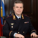 Главе МВД сообщили о лояльности его заместителя к страховщикамМОСКВА, 26 декабря 2018, 08:02 — REGNUM  В Госдуме озадачены участием замглавы МВД в рядовом собрании РСА. Как передает корреспондент ИА REGNUM 26 декабря, соответствующий запрос депутат Госдумы Олег Нилов («Справедливая Россия») направил главе МВД Владимиру Колокольцеву.Парламентарий указал на то, что МВД России и Генеральная прокуратура в настоящее время осуществляют проверку правомерности правовой позиции РСА, отказов направлять заявления в правоохранительные органы, а также правомерности компенсационных выплат по обязательствам страховщиков-мошенников, которые, как признает глава РСА Игорь Юргенс, получали страховые премии, но своих обязательств по договорам не исполняли, а деньги выводили из компаний.На этом фоне некоторые страховщики обращают внимание на то, что в рядовом собрании РСА 6 декабря 2018 года принял участие заместитель министра внутренних дел Российской Федерации, генерал Виталий Шулика, пишет Нилов.«Страховщики указывают, что генерал курирует в МВД России финансово-хозяйственный блок и не имеет непосредственного отношения ни к ГИБДД, ни к ГУЭБиПК, ни к следственному департаменту, которые занимаются проблемами мошенничества в сфере ОСАГО, а основным лейтмотивом его выступления было утверждение о том, что у МВД России с РСА и лично с И. Ю. Юргенсом сложилось полное взаимопонимание, взаимодействие и сотрудничество», — отмечается в документе, который имеется в распоряжении агентства.«Указывается, что в ходе собрания генерал доверительно сообщил, что его сильно «подвело» Центральное Страховое Общество (ЦСО), он заключил с компанией многомиллиардный контракт на страхование жизни и здоровья сотрудников, а у общества отозвали лицензию, при этом некоторые участники указывали, что именно подчиненное управление генерала В. Д. Шулики разрабатывало условия торгов и критерии оценки, а также выступало ответственным за проведение конкурсных процедур, у него была возможность всесторонне оценить риски», — говорится в запросе.Некоторые страховщики придерживаются позиции, что «участие в собрании РСА руководителя такого уровня в качестве представителя «группы поддержки» в условиях, когда имеет место лояльная политика руководства РСА по отношению к страховщикам-мошенникам, которая подрывает доверие автовладельцев к рынку ОСАГО в целом и наносит гораздо больший ущерб рынку ОСАГО, чем «мошенники-автоюристы», дискредитирует МВД России и сводит на нет все его настоящие заслуги», подчеркнул Нилов.«В связи с изложенным, прошу Вас, уважаемый Владимир Александрович, разобраться в ситуации и прокомментировать необходимость и цель участия Вашего заместителя в подобных мероприятиях», — просит депутат главу МВД.Парламентарий напоминает, что МВД России совместно с Генпрокуратурой проводят большую работу по предотвращению страховых мошенничеств на рынке ОСАГО, по установлению фактических причин высокой убыточности рынка, страховых мошенничеств, а также выявлению факторов, способствующих высокой убыточности рынка. Нилов также указал на то, что Юргенс был вынужден согласиться с выводами сотрудников МВД России, в том числе касающихся фактов о «выводе недобросовестными страховщиками с рынка ОСАГО порядка 24 млрд рублей.Подробности: https://regnum.ru/news/2544498.html