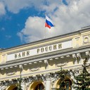 Подконтрольная закупка ЦБ: половина страховщиков нарушает правила оформления е-ОСАГОВ половине страховых компаний, проверенных ЦБ во время контрольных закупок, нарушались права клиентов при оформлении электронных полисов ОСАГО.Об этом сообщил глава службы по защите прав потребителей Банка России Михаил Мамута. По его словам, в мае–июне 2019 г. сотрудники регулятора провели 24 проверки в 12 страховых компаниях и 25 контрольных мероприятий в пяти банках. В половине контрольных закупок в страховых фирмах были найдены нарушения при оформлении полисов ОСАГО через интернет. Среди банковских филиалов проблемы обнаружили в 32% случаев во время заключения кредитных договоров, рассказал Михаил Мамута. Он подчеркнул, что для проверки выбрали организации, в которых был потенциально высокий риск нарушений. Контрольные закупки — дорогостоящее мероприятие, поэтому оно применяется точечно, добавил он. Среди наиболее распространенных проблем при оформлении электронного ОСАГО стала невозможность получения полиса из регионов «с повышенной убыточностью» из-за технических проблем на сайте. Они должны быстро устраняться. Кроме того, не всегда было возможно выбрать станции для прохождения техобслуживания, добавил Михаил Мамута. «При проверке банков мы выявили факты предоставления неполной или недостоверной информации об условиях кредита. Также отмечены факты отказа предоставить заем без оформления страховки, хотя это не может быть самостоятельной причиной отказа, но может повлиять на процентную ставку. Наконец, были зафиксированы ситуации, когда услуги «прячутся в пакет» и потребитель или не понимает, что покупает их вместе, или считает обязательной частью подобного рода приобретения», — рассказал Михаил Мамута. ЦБ не называет банки и страховые компании, попавшие под проверки, а также не раскрывает информацию о санкциях до их вступления в законную силу, пояснил он. Мера наказания зависит, например, от количества отделений, где выявлены правонарушения, а также от скорости их исправления, сообщают «Известия» . По итогам контрольных закупок для страховых компаний выносятся штрафы в соответствии с КоАП.http://www.asn-news.ru/news/70860