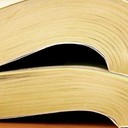 Верховный суд признал недобросовестность цен в справочниках РСАЗанижение цен на автозапчасти, материалы и нормочасы в справочниках РСА, необходимых для определения размера возмещения по ОСАГО, ведет к необоснованному занижению выплат в ущерб потребителям в интересах страховщиков и является недобросовестным антиконкурентным поведением.РСА должен успеть пересмотреть справочники до конца ноября.Это следует из обзора судебной практики Верховного суда РФ, утвержденного Президиумом ВС РФ. Пример Российского союза автостраховщиков (РСА, в обзоре прямо не называется и фигурирует лишь в качестве «некоммерческой организации») попал в раздел о практике применения законодательства о защите конкуренции.В документе отмечается, что данная некоммерческая организация выступает коллективным объединением страховщиков ОСАГО и имеет экономическую связь с автостраховщиками, в том числе за счет членских взносов. Кроме того, она может единолично влиять на размер страхового возмещения, выплачиваемого потребителям по ОСАГО (путем формирования справочников средней стоимости запчастей, материалов и нормочаса работ).Вследствие этого РСА можно рассматривать в качестве хозяйствующего субъекта, обладающего интересом в извлечении дохода из своего участия на указанном рынке. Это также свидетельствует о доминирующем положении организации на рынке услуг ОСАГО, говорится в обзоре.Само по себе то обстоятельство, что Банк России наделил данную некоммерческую организацию полномочиями по формированию справочников, не исключает применения запрета на злоупотребление доминирующим положением, уточняется в обзоре.Как уже сообщало АСН, ранее Управление Федеральной антимонопольной службы по Республике Татарстан вынесло РСА предписание, в котором союз обвинялся в использовании доминирующего положения на рынке ОСАГО и занижении цен в справочниках. Антимонопольное ведомство указало, что в справочнике реальные рыночные цены на запчасти занижены в среднем на 30%, на материалы – на 25%. В марте 2018 г. Верховный суд РФ поддержал данное предписание, обязав РСА устранить нарушение (необоснованно заниженные цены в справочниках). Согласно новому предписанию УФАС по РТ, РСА обязан актуализировать справочники до конца ноября.АСН в пресс-службе РСА заявили, что решение Верховного суда не отменило справочники, а предписало РСА создать новые – в строгом соответствии с единой методикой. «При этом также нигде не был доказан тот факт, что цены в первых справочниках РСА занижены и потерпевшие недополучили страховое возмещение», – указали в РСА. Формирование актуализированных справочников к настоящему времени завершено. Был существенно расширен объем регионального исследования, представители союза обследовали более 1,5 тыс. магазинов, торгующих запчастями, во всех административных центрах субъектов РФ, заявляет РСА. Иная информация по справочникам будет дана к 1 декабря после окончания работы над ними.http://www.asn-news.ru/news/68633#ixzz5ofzvGjnH